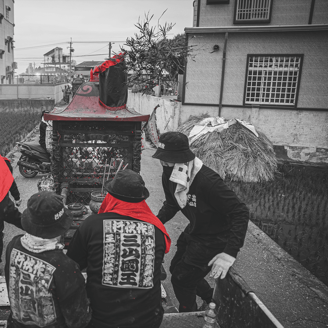 轎班於神轎旁整裝