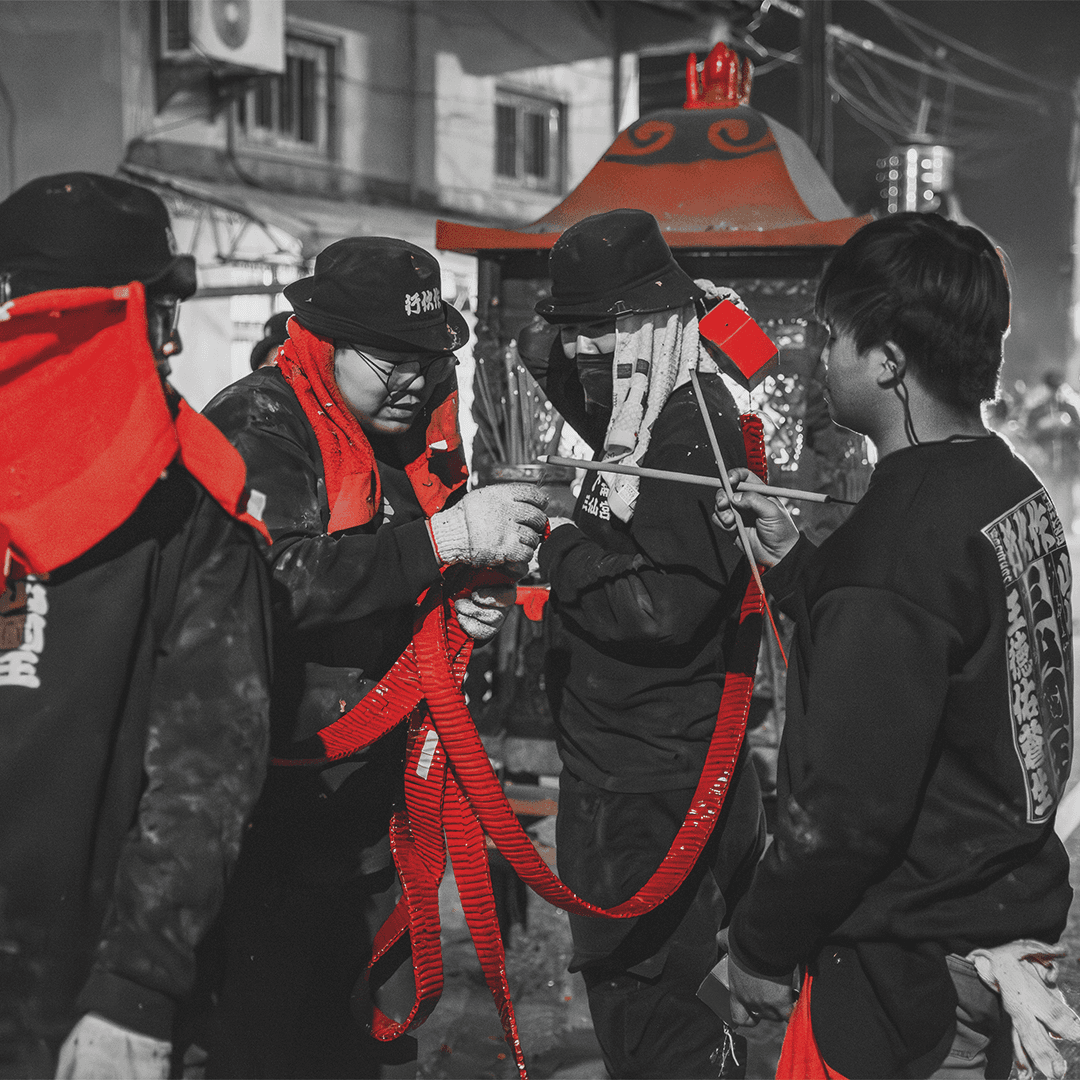 轎班於神轎前綁繫紅帶